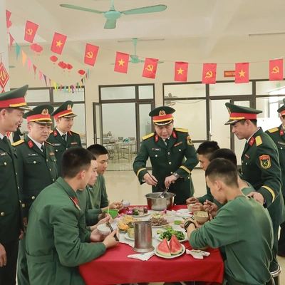 HỌC VIỆN HẬU CẦN ĐÓN TẾT NGUYÊN ĐÁN TRONG KHÔNG KHÍ HỌC ĐI ĐÔI VỚI HÀNH